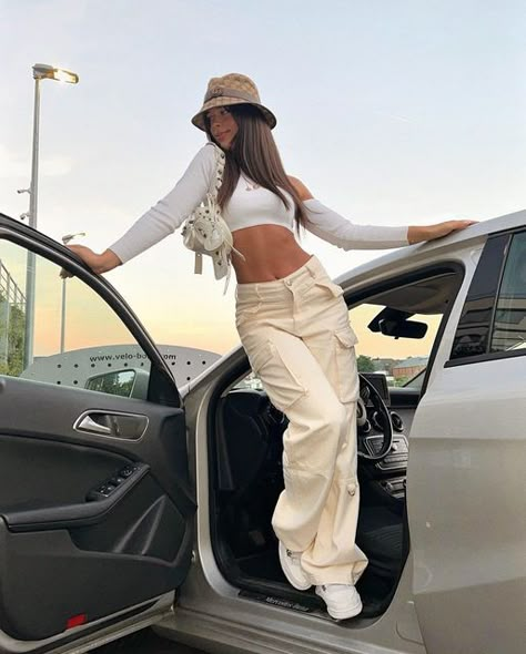 Cargo Pant Styling Women, Oversize Pants Outfit Women, Outfit Cargo Blanc, Beige Bucket Hat Outfit, Outfit Con Pantalones Cargo, Outfits Con Pantalon Cargo, Cargo Outfits Women, White Cargo Pants Outfit, Beige Cargo Pants Outfit