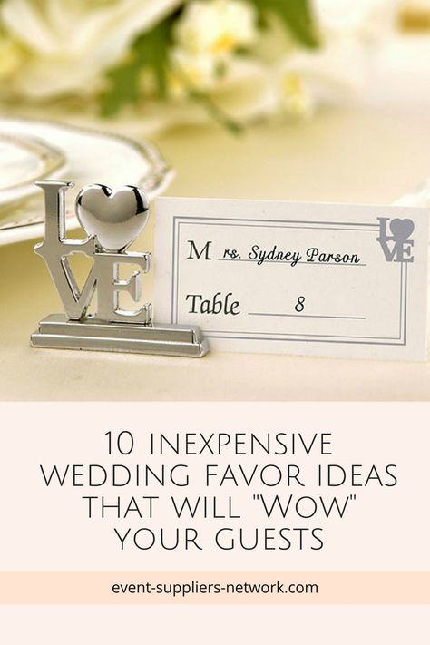 Planning a wedding on a tight budget? This article gives you 10 inexpensive wedding favor ideas. Wedding Punch, Wedding Wishes Messages, Wedding Budget Ideas, Food Wedding Favors, Favour Ideas, Inexpensive Wedding Favors, Wedding Favor Ideas, Low Cost Wedding, Wedding Planning On A Budget