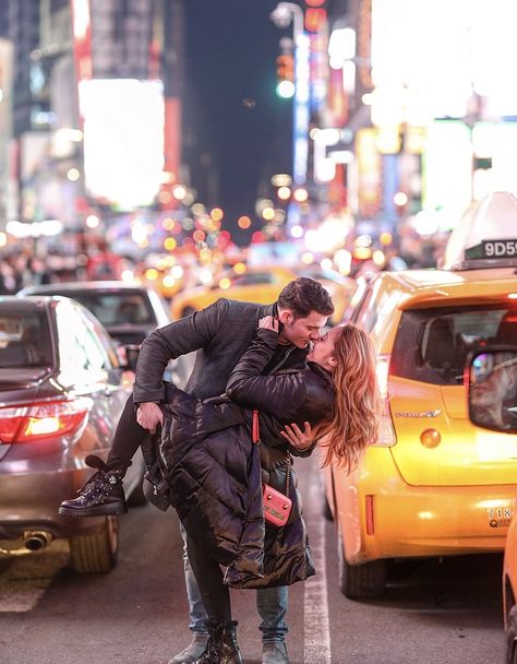 Times Square couple photography Times Square Couple Pictures, Nyc Engagement Photos Winter, Times Square Pictures Ideas, Times Square Photography, Nyc Photoshoot Ideas, New York Photo Ideas, Nyc Photo Ideas, York Outfits, New York Times Square