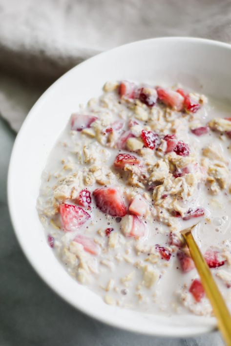 Strawberries And Cream Overnight Oats, Strawberry Overnight Oats, Easy Overnight Oats, Oat Recipes Healthy, Breakfast Photography, Strawberry Oatmeal, Oat Cereal, Overnight Oats Recipe Healthy, Vegan Oatmeal