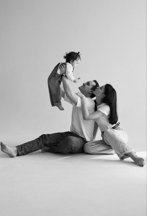 Family Studio Photography Ideas, Family Inspo Photo Ideas, Family Diy Photo Shoot, Self Photo Studio Pose Family Of 3, White Outfit Family Pictures, First Family Photos Studio, Family Portrait Poses For 3 Studio, Classic Family Photoshoot, Studio Pictures Family