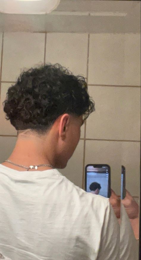 Fade Haircut Curly Hair, Male Haircuts Curly, Men Haircut Curly Hair, Faded Hair, Taper Fade, Short Hair Undercut, Androgynous Fashion, Curly Hair Men, Fade Haircut