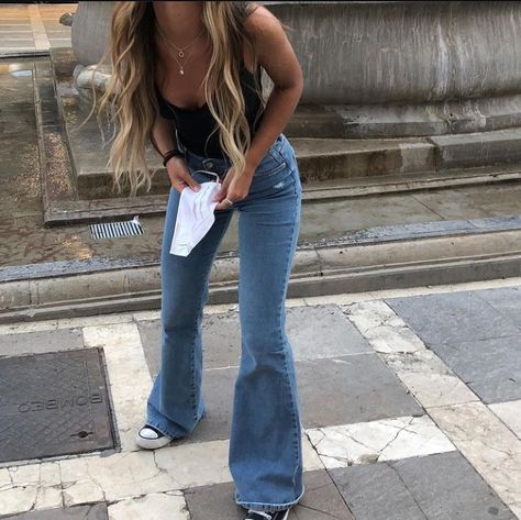 Flare Leg Jeans Outfit, Flare Jeans Outfit Ideas, Blue Flare Jeans Outfit, Flare Jeans Outfit Aesthetic, Flared Jeans Outfit Summer, Jeans Outfit Inspiration, Flare Outfits, Outfits With Flares, Light Jeans Outfit