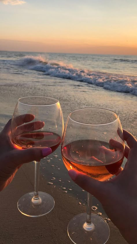 Fotos Hd 4k, Colored Wine Glasses, Picnic Inspiration, Before Sunset, Beach Picnic, Summer Photos, Beach Aesthetic, Beach Vibe, Aesthetic Photo