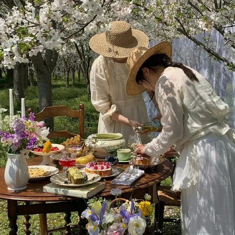 Enjoy the Life to fullest 🫶🤗🌍 #weiboupdate #quietinthewild #silence #slowliving #slowlife #folkscenary #explorenature #fairycoreaesthetic #fairycore #cottagecorestyle #cottagegarden #gardening #picnic #outdoorphotography #outdoors #aesthetic #breakfastwithaview #breakfast #naturecaptures #naturevibes #trending #instadaily Victorian Picnic, Taurus Vibes, Brunch Vibes, Outdoors Aesthetic, Japan Core, Miss Honey, Picnic Inspiration, Light Academia Aesthetic, Garden Picnic