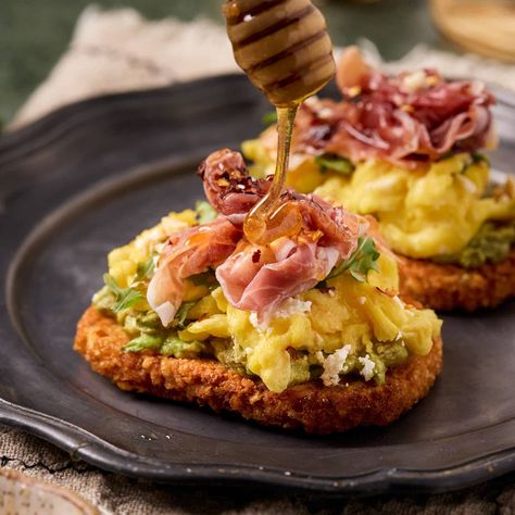 Hash Brown Avocado Toast With Prosciutto Avocado Prosciutto Toast, Avocado Toast With Honey, Hashbrown Avocado Toast, Egg Pizza Breakfast, Hash Brown Avocado Toast, Prosciutto Recipes, Breakfast Pizza Recipe, Crispy Hashbrowns, Hash Brown Frittata