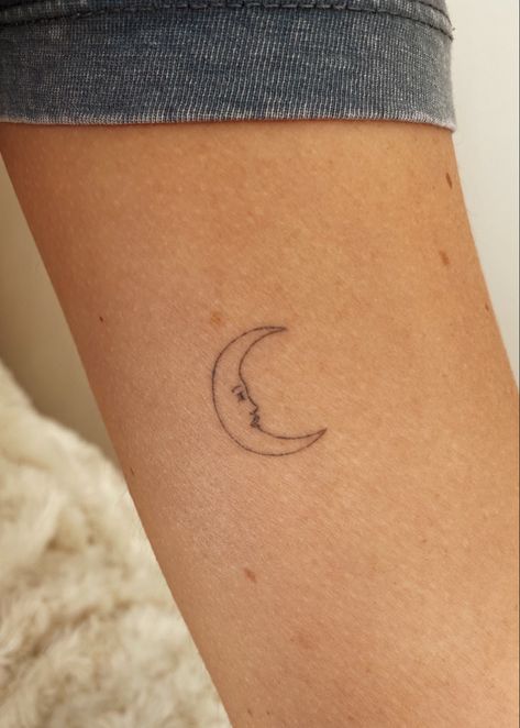 Minustattoo 
Tattoo 
Belgium 
Moon Small Tattoos Moon, Small Cloud Tattoo, Moon River Tattoo, Fine Line Moon Tattoo, Dainty Star Tattoo, Small Moon Tattoo, Birth Marks, Delicate Flower Tattoo, Half Moon Tattoo