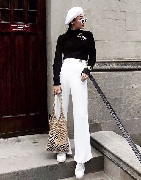 Pants with buttons and brooch/brangle...spring street style outfit ideas 2018: monochrome outfit with a woven bag, beret, brooch and cat-eye sunglasses White Beret Outfit, What Jewelry To Wear, Beret Outfit, Street Style Summer Outfits, Beret Fashion, Office Jewelry, Trendy Office, Monochrome Outfit, Outfit Trends