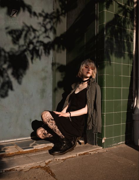 Senior Pictures Outfits Grunge, Alt Senior Pictures Outfits, Outdoor Grunge Photoshoot, Grunge City Photoshoot, Sitting Against Wall Pose Reference, Emo Senior Picture Ideas, Grunge Photoshoot Poses, Emo Graduation Pictures, Wall Leaning Pose Reference