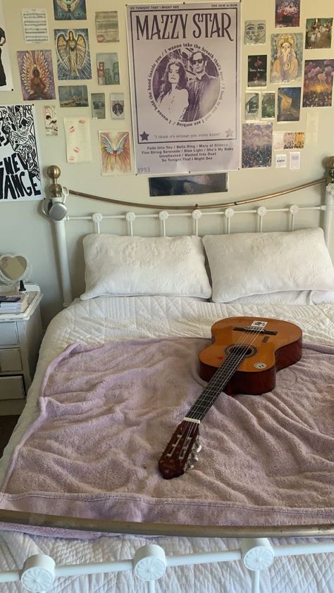 not my pic! bedroom inspo, guitar, mazzy star, cute bedroom, cute bedding Cute Aesthetic Rooms, Evil Lair, Pretty Homes, Pinterest Room, Bedroom Vibes, Dorm Inspo, Mazzy Star, Cabin Interiors, Aesthetic Rooms