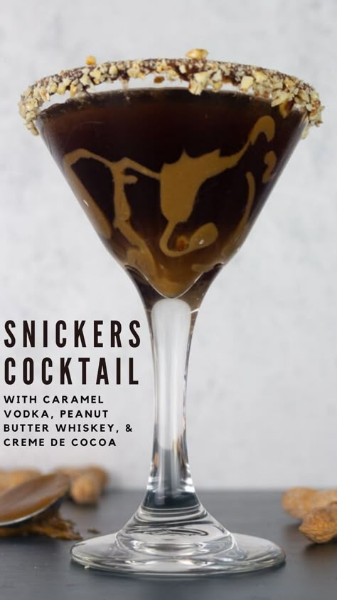 snickers martini cocktail recipe with caramel vodka, peanut butter whiskey, and creme de cocoa Snickers Cocktail, Snickers Martini, Peanut Butter Whiskey, Snickers Candy Bar, Snickers Candy, Caramel Vodka, Alcoholic Desserts, Alcholic Drinks, Cocktail Drinks Alcoholic