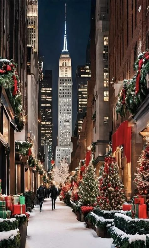 New York Aesthetic New Year, Christmas In Nyc Aesthetic Wallpaper, Aesthetic New York Christmas, New York Xmas Aesthetic, New York At Christmas Aesthetic, Christmas In New York Pictures, Christmas In Nyc Wallpaper, Nyc Christmas Aesthetic Wallpaper, Christmas In Manhattan