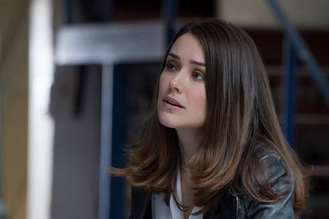 The Blacklist - Season 5 Megan Boone Hair, Elizabeth Keen, Megan Boone, Female Inspiration, Family Stock Photo, James Spader, The Blacklist, Brunette Hair, Best Actress