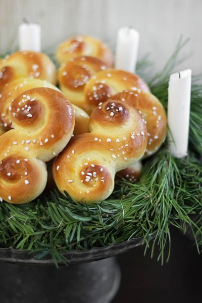 Lucia Buns Recipe, Swedish Buns, Holiday Bread Recipes, St Lucia Buns, Spiral Cookies, Saffron Buns, St Lucia Day, Scandinavian Recipes, Swedish Food