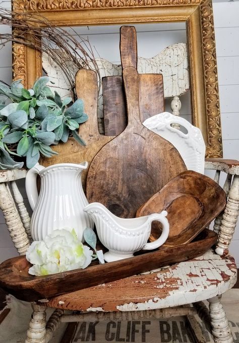 Farmhouse decor Cream Vases, Antique Vignettes, Spring Farmhouse Decor, Year Round Decor, Vintage Booth Display, Antique Farmhouse Decor, Living Room Vintage, Spring Farmhouse, Pretty Wreath