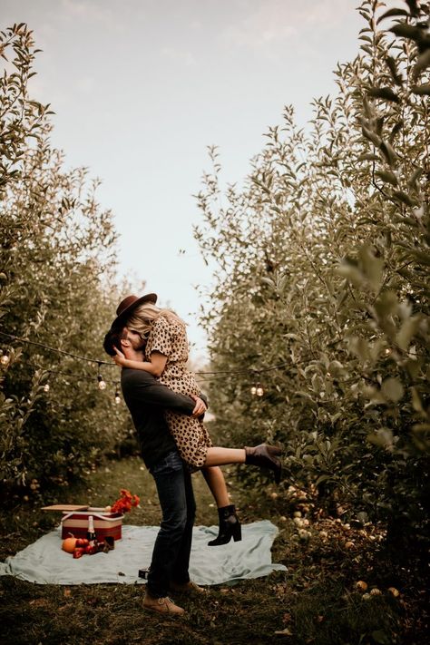 Couples Photoshoot Apple Orchard, Proposal Session Photo Ideas, Apple Picking Couples Photos, Orchard Couple Pictures, Apple Orchard Engagement Photos Fall, Apple Orchard Mini Session, Apple Orchard Engagement Photoshoot, Apple Orchard Photoshoot Outfit, Orchard Photoshoot Couples