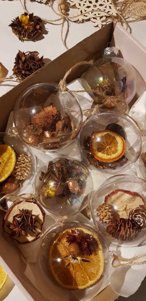 Dried Fruits Christmas Tree, Herb Christmas Ornaments, Fruit Christmas Tree Decorations, Zero Waste Christmas Decor, Witchy Christmas Ornaments Diy, Dried Fruit Garland Christmas, Eco Christmas Tree Decorations, Dried Fruit Decorations Christmas, Zero Waste Christmas Tree