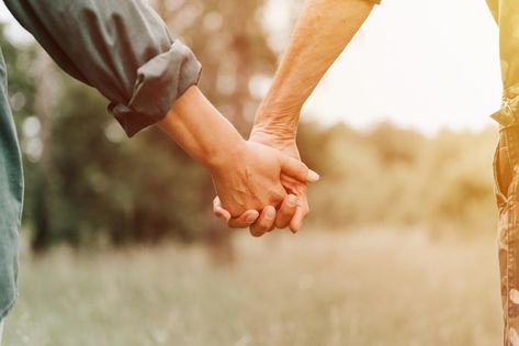 Happy senior couple holding hands hands ... | Premium Photo #Freepik #photo #mature-couple #elderly-couple #senior-couple #elderly Husband And Wife Travel, Support Husband, Man Looking Up, Brown Wavy Hair, Countryside Life, Female Posing, Loving Parents, Photography Assignments, Women Laughing