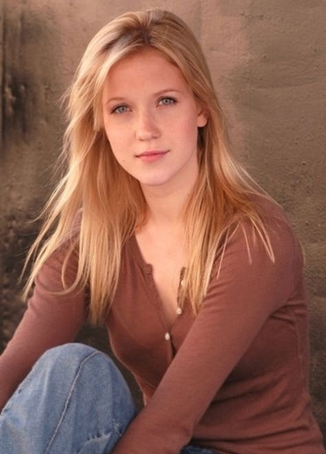 Jessy Schram Jessy Schram, Falling Skies, Great Tv Shows, Messy Hairstyles, American Actress, Picture Photo, Pretty Woman, Actors & Actresses, Beautiful People