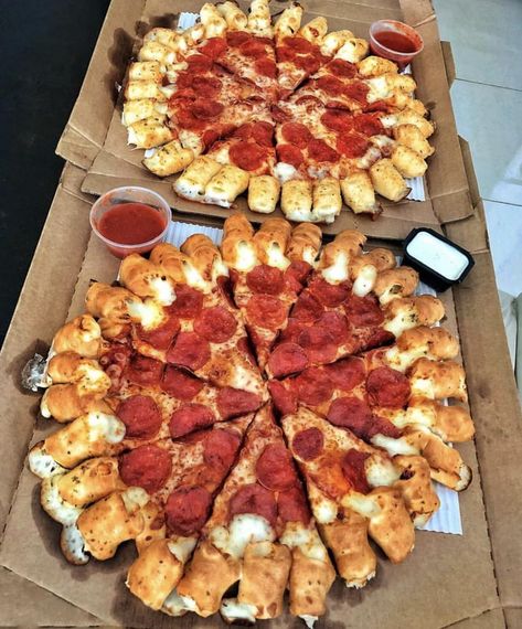 Stuffed crust pizza Resep Starbuck, Stuffed Crust Pizza, Stuffed Crust, Sleepover Food, Junk Food Snacks, Crust Pizza, Läcker Mat, God Mat, Think Food