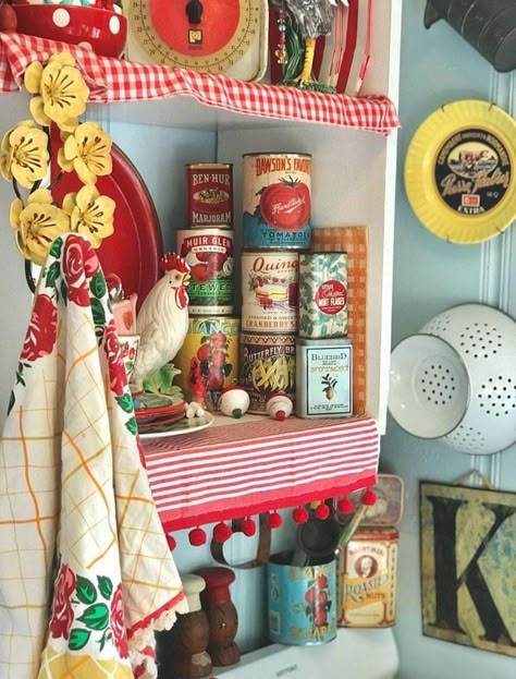 Vintage Kitchens, Kitschy Kitchen, Regal Design, Cottage Kitchens, Home Decor Living Room, Vintage Kitchenware, Red Kitchen, Chic Kitchen, Shabby Chic Kitchen