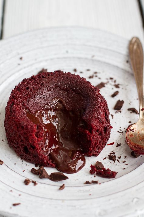 Red Velvet Molten Chocolate Lava Cakes with Chocolate Ganache Center | halfbakedharvest.com Red Velvet Chocolate, Molten Chocolate Lava Cake, Resep Brownies, Resipi Kek, Lava Cake Recipes, Chocolate Dishes, Desserts Cake, Tasty Desserts, Molten Lava Cakes