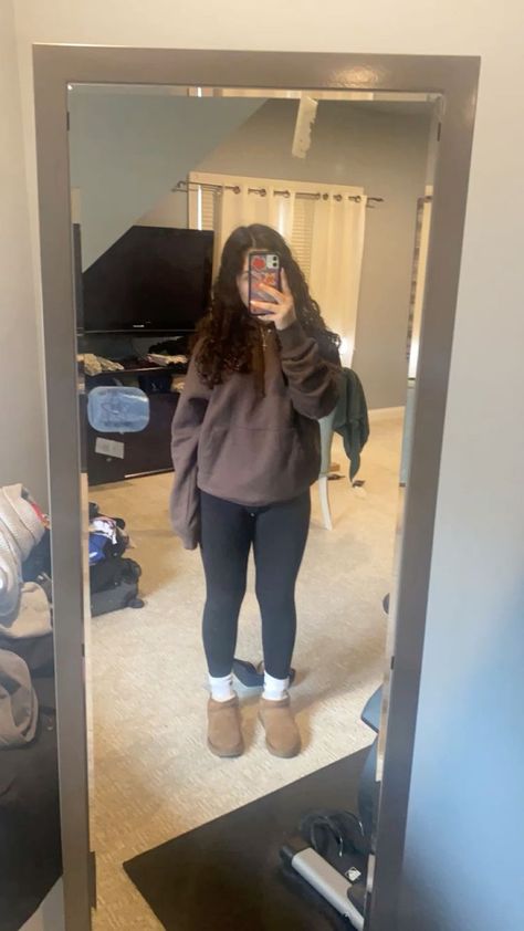 Outfits Fall/winter, Cute Fall Outfits Uggs, Fits School Winter, Ugg And Sweatpants Outfit, Cute Outfits For School Cold Weather, Simple Outfit Ideas Midsize, Outfit Ideas For School First Day, Cozy Back To School Outfits, Back To School Outfits Highschool Casual