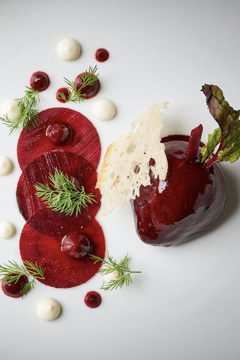 Fancy Plating Dinner, Beetroot Fine Dining, Beetroot Starter, Fancy Food Recipes, Gourmet Vegetables, Yacht Food, Fine Dining Appetizers, Pickled Beetroot, Beetroot Carpaccio