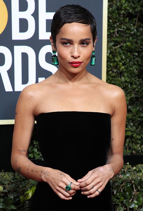 2018 Golden Globes: Lorraine Schwartz emerald earrings & ring worn by Zoe Kravitz Black Dress Emerald Jewelry, Black Dress With Emerald Jewelry, Green Earrings Outfit, Zoe Kravitz Style, Lorraine Schwartz, Emerald Earring, Zoë Kravitz, Earrings Outfit, Black Attire