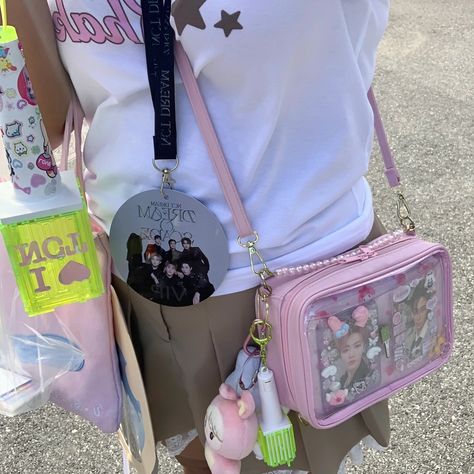 nctzen nct lightstick kpop concert bag outfit inspo Concert Kpop Outfit Ideas, Kpop Concert Bag, Nct Concert Outfit, Nct Lightstick, Kpop Bag, Concert Bag, Skz Concert, Lightstick Kpop, Concert Bags