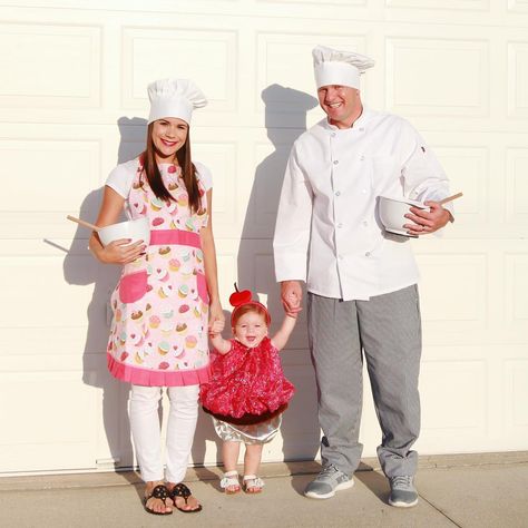 Family Bakery Costumes, Baker Costume Women, Baker And Cupcake Costume, Chef Family Halloween Costume, Family Food Costumes Diy, Baker Halloween Costume, Cupcake Family Costume, Birthday Cake Costume Diy, Diy Cupcake Costume