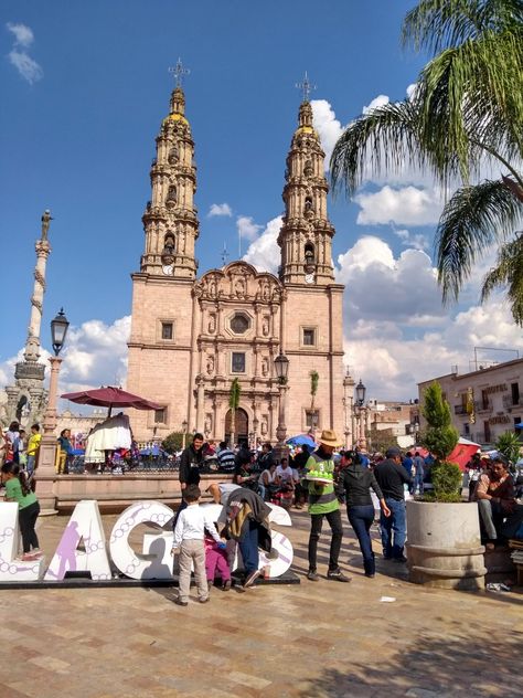 Bellísima ciudad San Juan de los Lagos, Jal. Mexico Photos, Dream Vacation Spots, San Sebastian, Vacation Spots, Dream Vacations, Barcelona Cathedral, Places To Go, Vision Board, Building