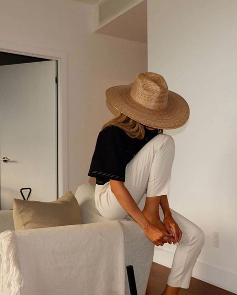 25 of the Most Stylish Summer Hats to Wear Now Mode Kimono, Model Pose, Linnet, Outfits With Hats, Mode Inspo, Mode Inspiration, White Pants, Summer Hats, Primavera Estate