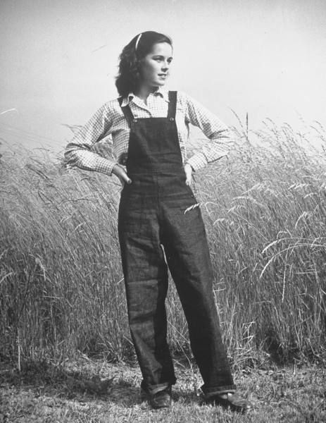 You can't beat a great pair of vintage overalls. #vintage #1940s #pants #country #overalls Blithe Spirit, Land Girls, Vintage Overalls, Farm Clothes, Trendy Outfits For Teens, Vestidos Vintage, 1940s Fashion, Farm Girl, Moda Vintage