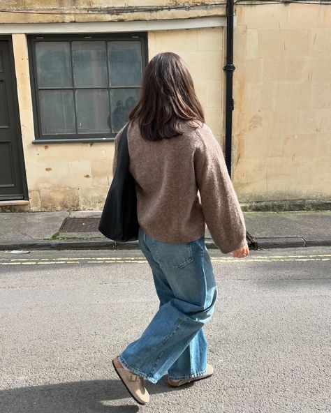 Looking anywhere but the camera Midsize Outfits Autumn, Barrel Jeans Outfit Fall, Midsize Autumn Outfits, Fall Midsize Outfits, Jeans Midsize, Barrel Jeans Outfit, Midsize Ootd, Autumn Outfit Inspiration, Barrel Leg Jeans