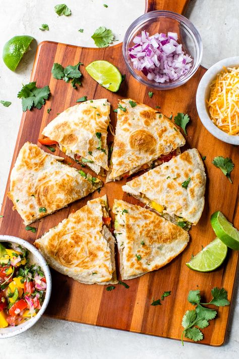 Chicken Quesadillas Healthy, Easy Chicken Quesadilla Recipe, Slow Cooker Salsa Chicken, Chicken Quesadilla Recipe, Chicken Tikka Masala Recipes, Quesadilla Recipe, Chicken Veggies, Quesadilla Recipes, Chicken Quesadillas