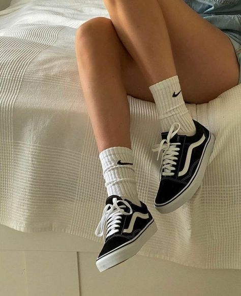 Estilo Vans, Mode Indie, Vans Aesthetic, Vans Outfit, Aesthetic Shoes, Shoe Inspo, Swag Shoes, Dream Shoes, Pretty Shoes