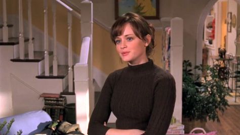 Rory Gilmore Turtleneck, Rory With Bangs, Rory Gilmore Season 6 Style, Rory Gilmore Season 7 Hair, Rory Gilmore Bangs, Rory Motivation, Gilmore Girls Season 7, Rory Style, Rory Gilmore Style