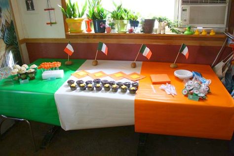 Ireland Decorations Party, Irish Decorations Decor Ideas, Ireland Party Ideas, Irish 40th Birthday, Ireland Themed Party, Irish Crafts Traditional, Irish Birthday Party, Irish Party Ideas, Saint Patricks Party Ideas