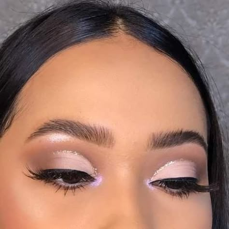 Natural Makeup For Purple Dress, Makeup That Goes With Lilac Dress, Makeup Ideas Light Purple, Make Up Lilac Dress, Makeup Looks That Go With Purple Dresses, Purple Natural Makeup Looks, Prom Makeup For A Purple Dress, Makeup Ideas For Lilac Dress, Homecoming Makeup Purple Dress