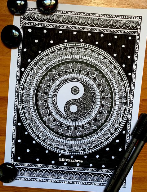 Ying Yang Mandala Art, Yin Yang Mandala Art, Mandela Art Design, Yin Yang Drawing, Yin Yang Painting, Drawing Therapy, Pen Mandala, Mandala Motifs, Yin Yang Mandala