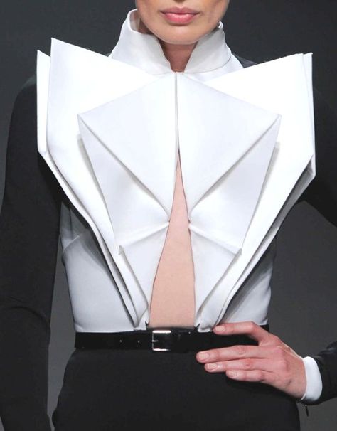 origami pliage géométrique Mode Origami, Architectural Fashion, Fashion Design Inspiration, Origami Dress, Origami Fashion, Sculptural Fashion, Origami Patterns, Geometric Fashion, Paper Fashion