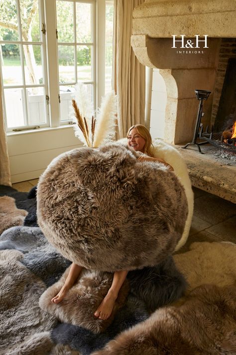 Fuzzy Bedding, Hygge Decor Inspiration, Hygge Interior Design, Fur Furniture, Fur Bed, The Pig Hotel, Hygge Living Room, Hygge Interior, Fur Blankets