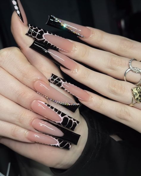 Extra Long French Tip Nails Square, Long Nails Black Design, Black Baddie Acrylic Nails, Black Background Nails, Black Acrylics With Design, Long Nail French Tip, Black French Tip Nails Matte, Black Gel X Nail Designs, Cute Black Nails Acrylic