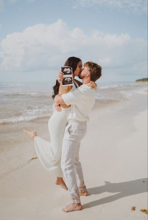 Beach Baby Announcement Pictures, Beach Maternity Photoshoot Ideas, Sunset Pregnancy Announcement, Pregnancy Announcement Photos Beach, Gender Reveal Beach, Pregnancy Beach Photoshoot, Pregnancy Style Summer, Pregnancy Photos Beach, Pregnancy Announcement Beach