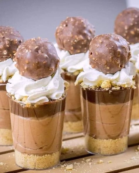 Mini Dessert Shooters, Mini Dessert Easy, Dessert Shooters Recipes, Shot Glass Desserts, Chocolate Parfait, Dessert Cups Recipes, Mini Dessert Recipes, Dessert Mini, Parfait Cups