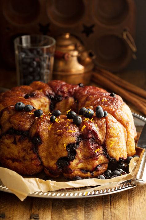 Blueberry Monkey Bread - Made with sugar, ground cinnamon, buttermilk biscuits, frozen blueberries, margarine, vanilla extract | CDKitchen.com Monkey Bread Butterscotch Pudding, Paula Deen Monkey Bread, Blueberry Monkey Bread, Earthquake Cake Recipes, Easy Sticky Buns, Frozen Dinner Rolls, Chefs Recipes, Monkey Bread Recipe, Paula Deen Recipes