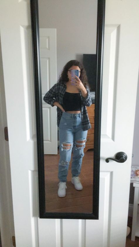 How To Style Ripped Mom Jeans, Ripped Mom Jeans Outfit, Jeans And Tank Top Outfit, Jeans And Flannel Outfit, Surfer Clothes, Baggy Mom Jeans, Baggy Ripped Jeans, Cropped Black Jacket, Jeans Tank Top