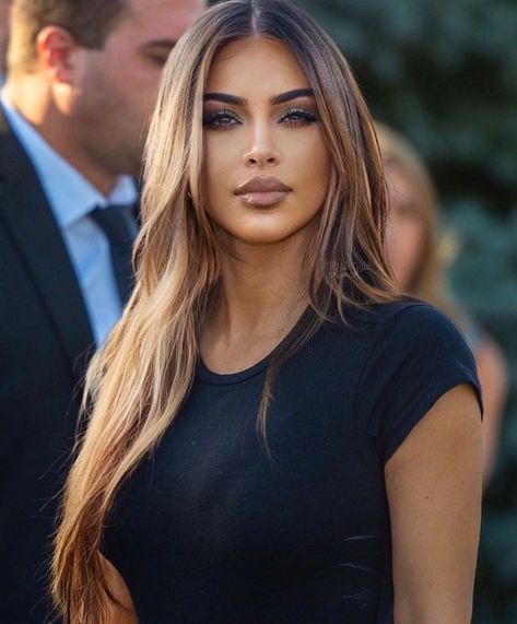 S 🌊 on Twitter: "I’m sorry but look at this face 🤤… " Kim Kardashian Hair, Rambut Brunette, Kardashian Hair, Makeup Tip, Brown Hair Balayage, Brown Blonde Hair, Hair Inspiration Color, Light Hair, Light Brown Hair