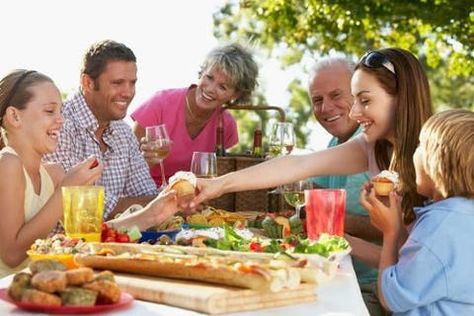 Hábitos que crean familias felices — Mejor con Salud Graduation Party Foods, Daughters Day, Good Readers, Family Dining, Family Picnic, Family Health, Dream Board, Budget Meals, Health Issues